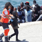Inmigrantes rescatados, a su llegada al puerto de Tarifa, el 29 de julio.
