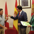 El consejero, junto a la alcaldesa de Abades. PABLO MARTÍN