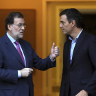 Mariano Rajoy y Pedro Sánchez momentos antes de reunirse en el palacio de La Moncloa. BALLESTEROS