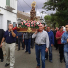 Un momento de la procesión de la imagen por las calles de la localidad de La Encina.