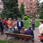 El candidato socialista, Francisco Fernández, hace campaña en el barrio de San Mamés.