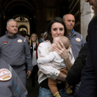 Irene Montero junto a uno de sus hijos. PEPO HERRERA