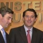 Acebes y Michavila sonríen satisfechos una vez conocida la decisión del TS de ilegalizar Batasuna