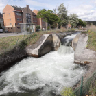 Vista del Canal Bajo el pasado mes de abril, a su paso por el barrio de Compostilla. L. DE LA MATA