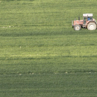 Un tractor aplica un tratamiento en una finca. JESÚS