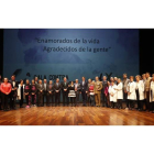 Fotografía de familia de los galardonados, representantes políticos y colaboradores en la gala celebrada en el Auditorio Ciudad de León.