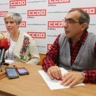 Isabel Céspedes y Alfredo Peláez, ayer en la sede de CC OO. LDM