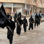 Militantes del ISIL marchan por Al Raqa, en una fecha sin determinar, en una imagen difundida este martes en una web islamista.
