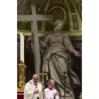 El pontífice, en la celebración de la Vigilia Pascual.