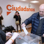 El vicepresidente de la Junta de Castilla y León y candidato a la Presidencia de Ciudadanos, Francisco Igea, vota en la sede autonómica de su partido. NACHO GALLEGO