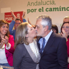 Griñán besa a su mujer tras conocer los resultados.