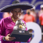 Nadal con el trofeo que le acredita como vencedor en el Master 500 de Acapulo en el que ya se impuso en el año 2021. DAVID GUZMÁN