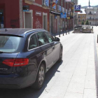 Un vehículo circula en dirección a la plaza del Ayuntamiento de Ponferrada, con la casa consistorial al fondo de la imagen.
