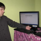 Mario Izquierdo sujeta en la mano el terminal ligero que permite conectarse al servidor.