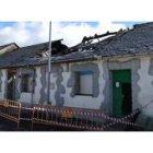 El fuego afectó al bajocubierta de la vivienda donde se originó y a los de las casas colindantes.