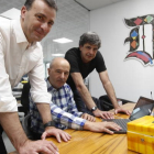 Ramón Ángel Fernández, Antonio Prieto y Álvaro Castellanos, con el prototipo que han desarrollado. RAMIRO