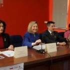 Amparo Valcarce, entre la concejala de la Mujer y el alcalde; a la derecha, Isabel Pastor, de Cogale