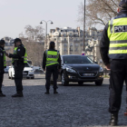 Agentes de la policía controlan el acceso correcto de vehículos a la capital francesa.