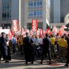 Decenas de trabajadores del sector forestal se manifestaron ayer frente a la Consejería de Empleo