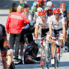 Varios miembros de la organización y compañeros atienden al ciclista británico del equipo Dimension Data Mark Cavendish (en el suelo) después de una caida múltiple durante el esprint final de la 4ª etapa del Tour de Francia