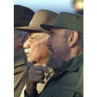 Juan Almeida Bosque, junto a Fidel Castro.