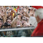 Miles de personas han salido a las calles en los recorridos que realizó Benedicto XVI por la ciudad de Madrid en el ‘papamóvil’.