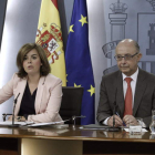 Soraya Sáenz de Santamaría y Cristóbal Montoro, en la presentación de las medidas.