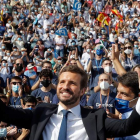 Pablo Casado se dio un baño de multitudes en el coso valenciano en el cierre de la convención del PP. MANUEL BRUQUE