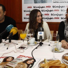 Los directores de la revista con la madrina, Carolina Rodríguez.