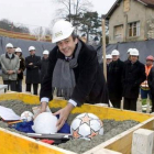 El presidente de la Uefa, Michel Platini, coloca un balón de fútbol