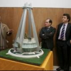 Viloria (derecha), Riesco, Villanueva y el escultor, ayer ante la maqueta del monumento minero