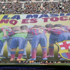 La pancarta con el lema 'La Masia no se toca' que los aficionados han desplegado en el Camp Nou antes del partido contra el Betis.