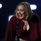 Adele, emocionada, con uno de los premios Brit, la noche del miércoles en Londres.