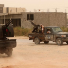 Tropas del Gobierno de Acuerdo Nacional toman posiciones durante la batalla en Ain Zara, el pasado domingo.