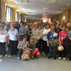 Parte de los participantes en la fiesta de clausura del programa Vida Activa, con la alcaldesa. DL
