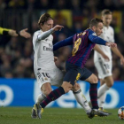 Arthur recbe la falta de Modric ante la mirada de Mateu Lahoz.