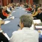 Manuel Rey, en el centro de espaldas, presidió la reunión de ayer