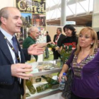 La presidenta de la Diputación posa con algunos de los productores leoneses presentes en la feria Al