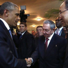 Histórico apretón de manos entre Barack Obama, presidente de EEUU, y Raúl Castro, presidente de Cuba.