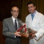Uno de los jubilados del Hospital de León recibe el homenaje por su jubilación