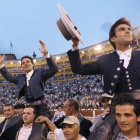 Los rejoneadores Andy Cartagena y Sergio Galán salieron a hombros de Las Ventas.