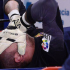 Víctor Valdés es retirado en camilla del campo tras lesionarse la rodilla.