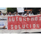 Un centenar de autónomos de Servicarne, que trabajaba para Embutidos Rodríguez, se manifiestan por las calles de León para exigir soluciones. J. CASARES