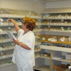El servicio de Farmacia del Hospital de León distribuye tratamientos a los pacientes externos.