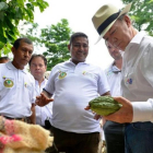El presidente de Colombia, Juan Manuel Santos (con sombrero) ha pedido a su equipo negociador que "apretre el acelerador" para firmar la paz con las FARC.