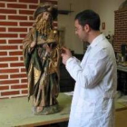 Antonio Morales restaurando la talla de Santiago Peregrino