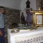 El párroco y varios vecinos se vieron sorprendidos con la violencia y destrozos que unos jóvenes han causado por la noche en el iglesia del pueblo. CAMPOS