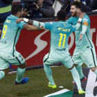 Luis Suárez, Neymar y Messi celebran efusivamente el gol del argentino ante el Atlético. EMILIO NARANJO