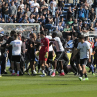 Los seguidores del Bastia invaden el terreno de juego.