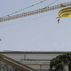 Activistas de Greenpeace despliegan una bandera en el Congreso de los Diputados para mostrar su rechazo a la 'Ley Mordaza' bajo el lema "La protesta es un derecho".